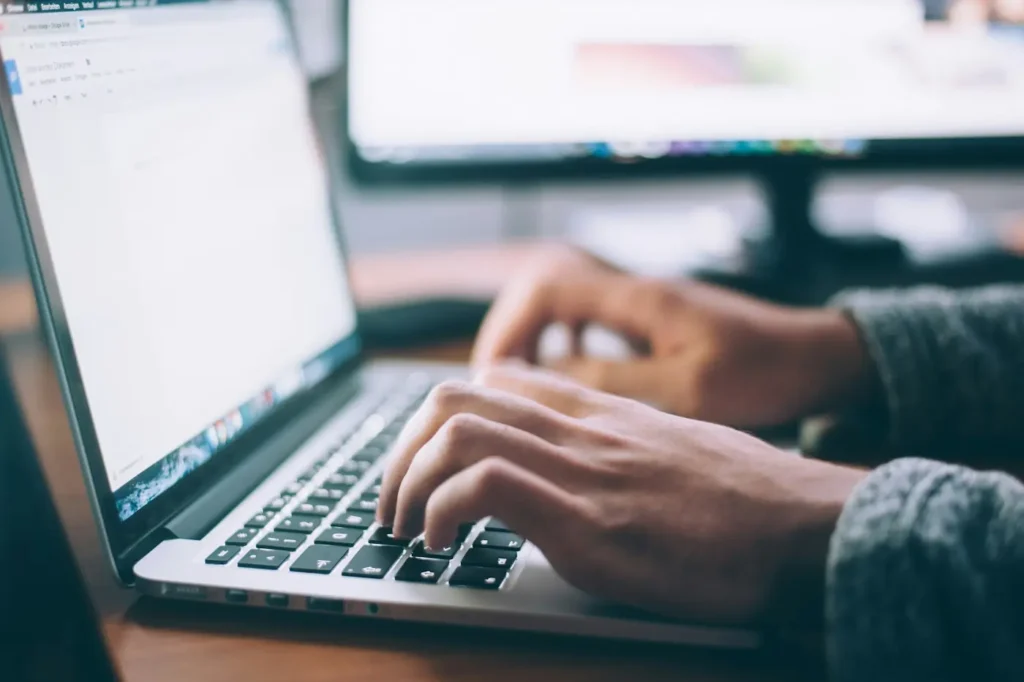 ChatGPT au travail : 10 usages simples pour gagner du temps au quotidien Usages de ChatGPT au travail