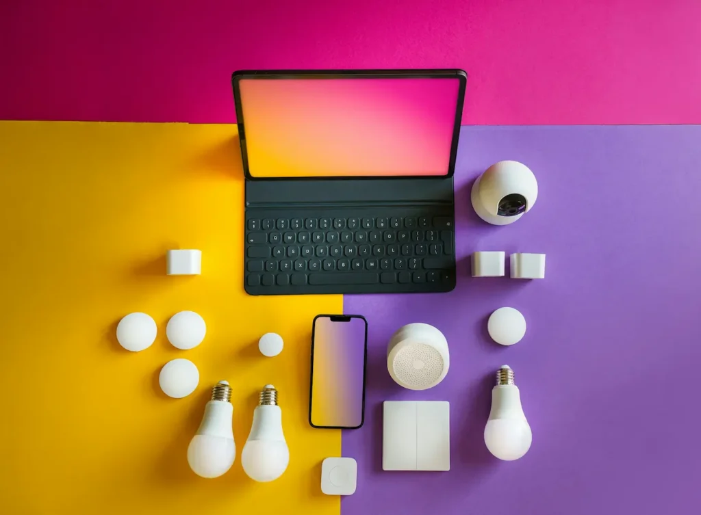 Maison connectée : par quoi commencer quand on n’y connaît rien ? Maison connectée avec smartphone, lampe intelligente et objets domotiques