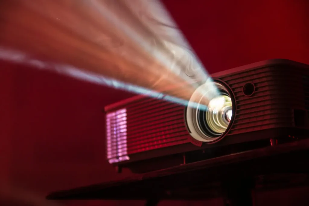Vidéoprojecteur installé dans un salon face à un grand écran