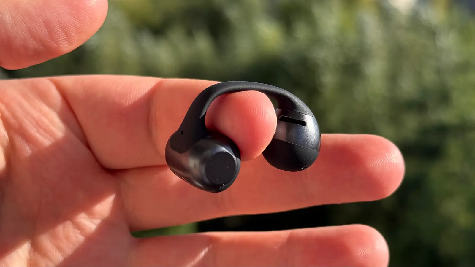 Arche flexible d’un écouteur Shokz OpenDots 2 vue de profil