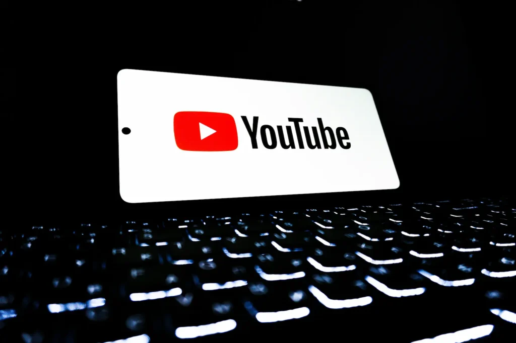 Résumer une vidéo YouTube avec Gemini grâce à la commande @YouTube
