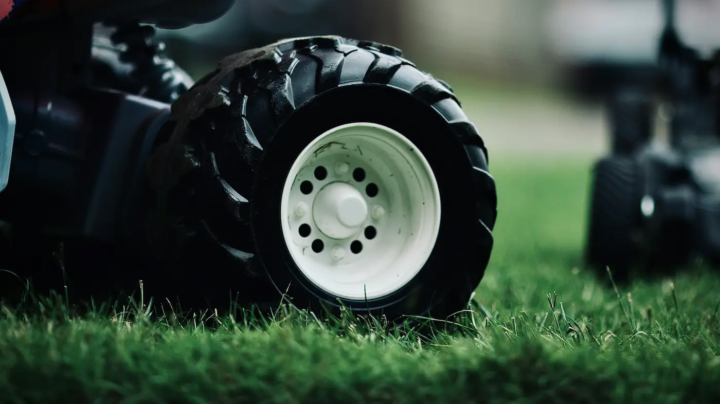 Robot tondeuse sans fil utilisant une technologie RTK ou LiDAR