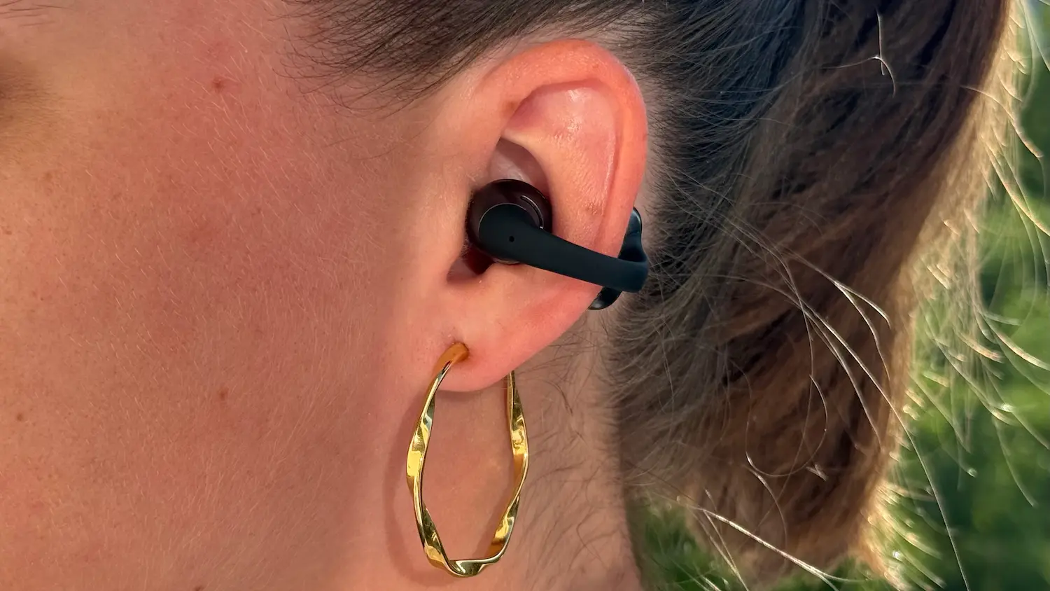 Système à clip des Shokz OpenDots 2 autour du cartilage de l’oreille