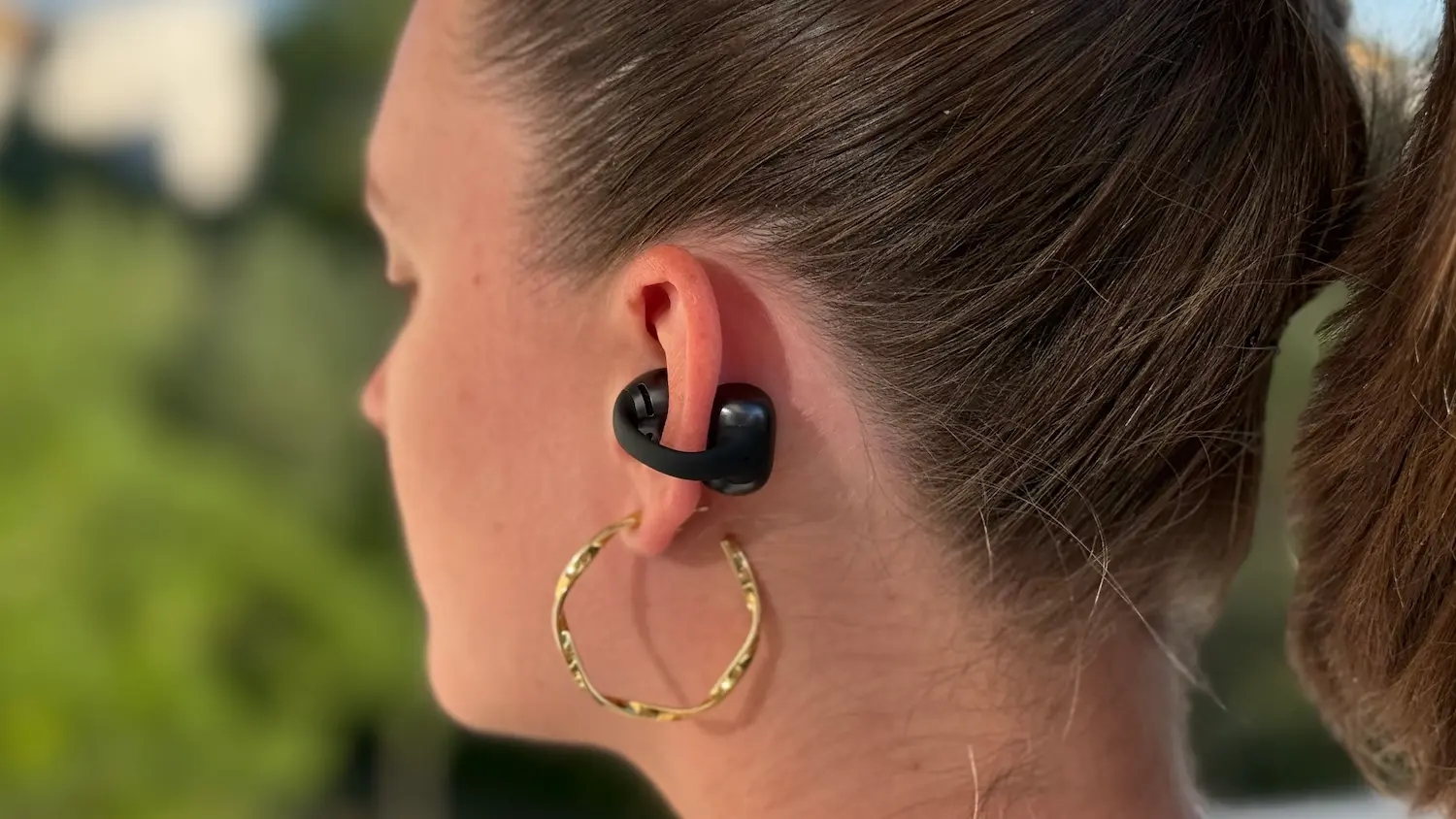Shokz OpenDots 2 portés en extérieur, vus de profil