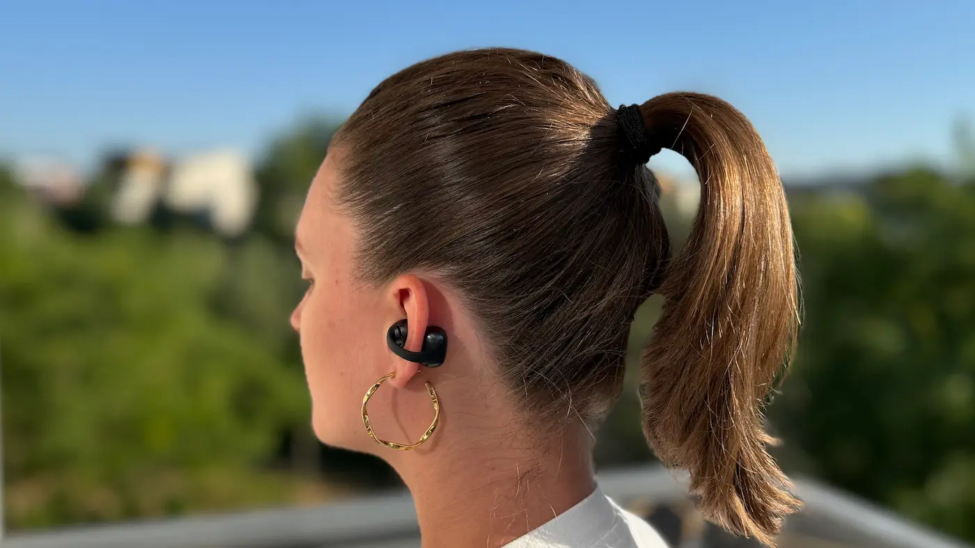 Shokz OpenDots 2 portés à l’oreille, vus de trois quarts arrière