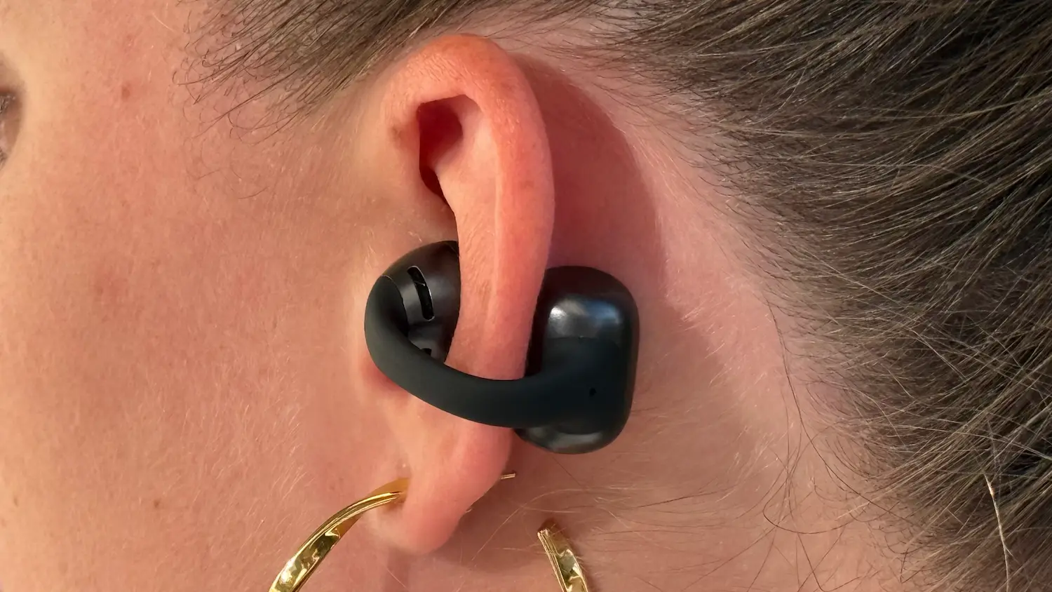 Position du haut-parleur des Shokz OpenDots 2 devant le conduit auditif
