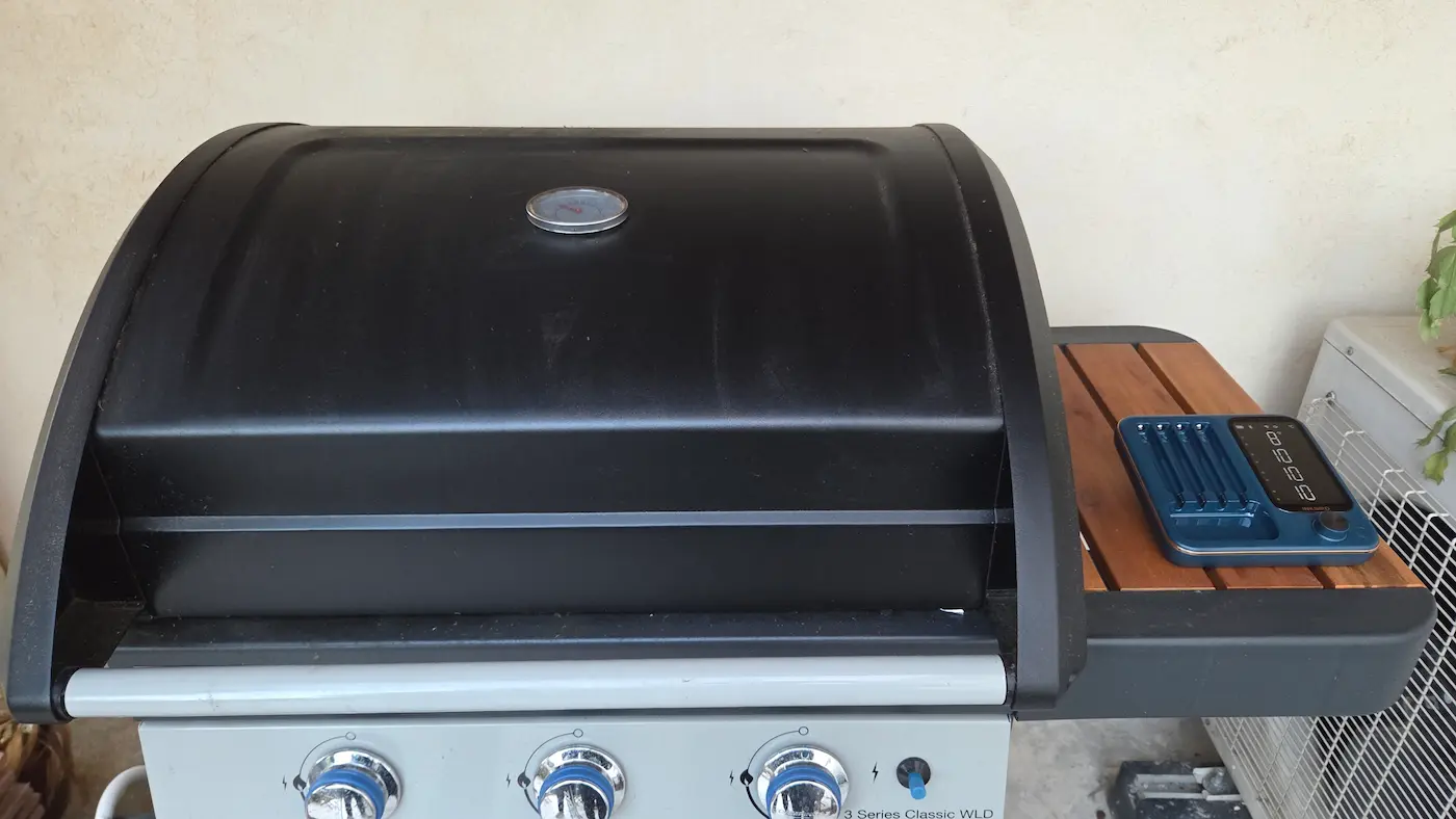 Base INKBIRD INT-14S-BW installée sur la tablette du barbecue