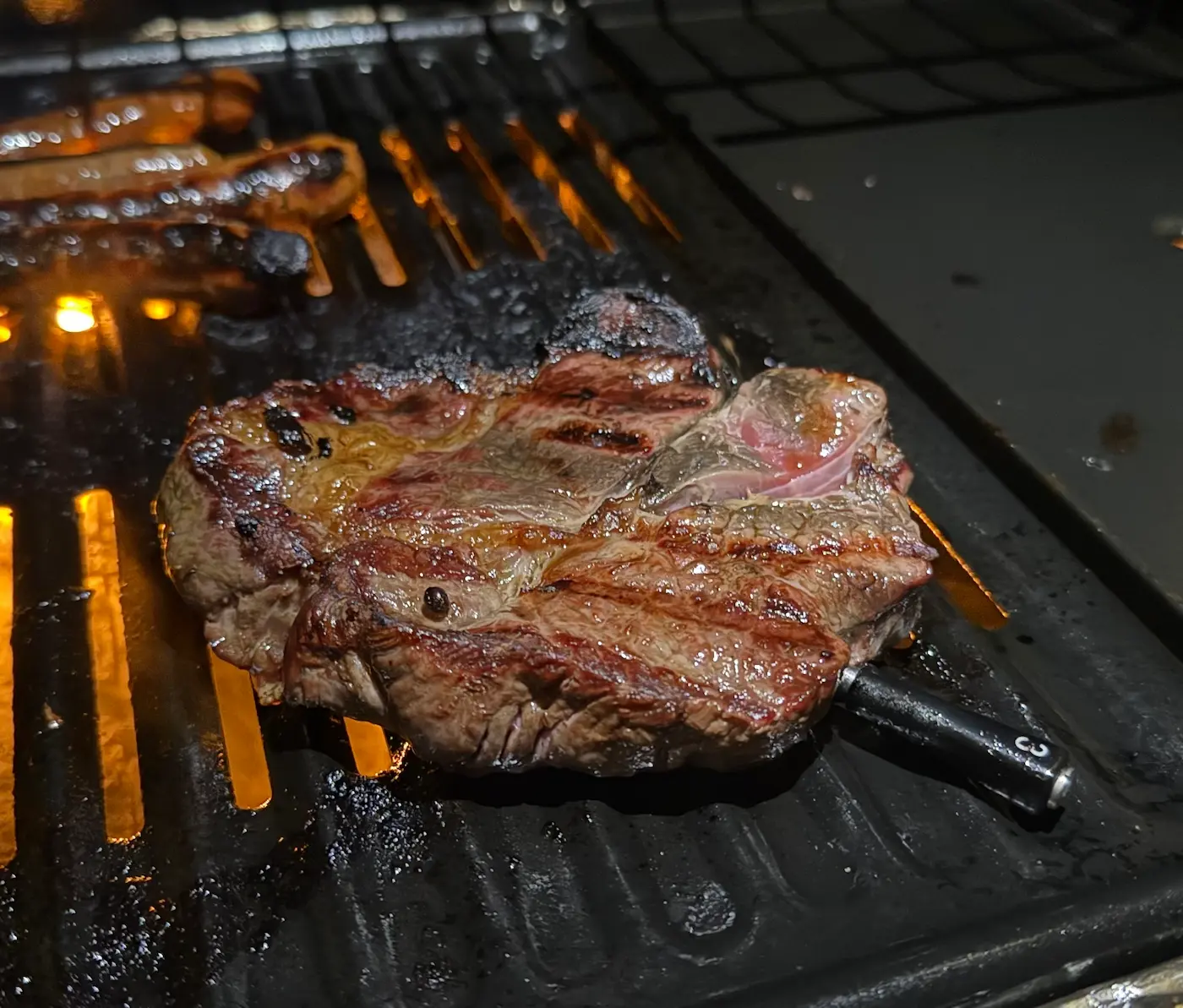 Cuisson d’une basse côte Angus au barbecue avec une sonde INKBIRD