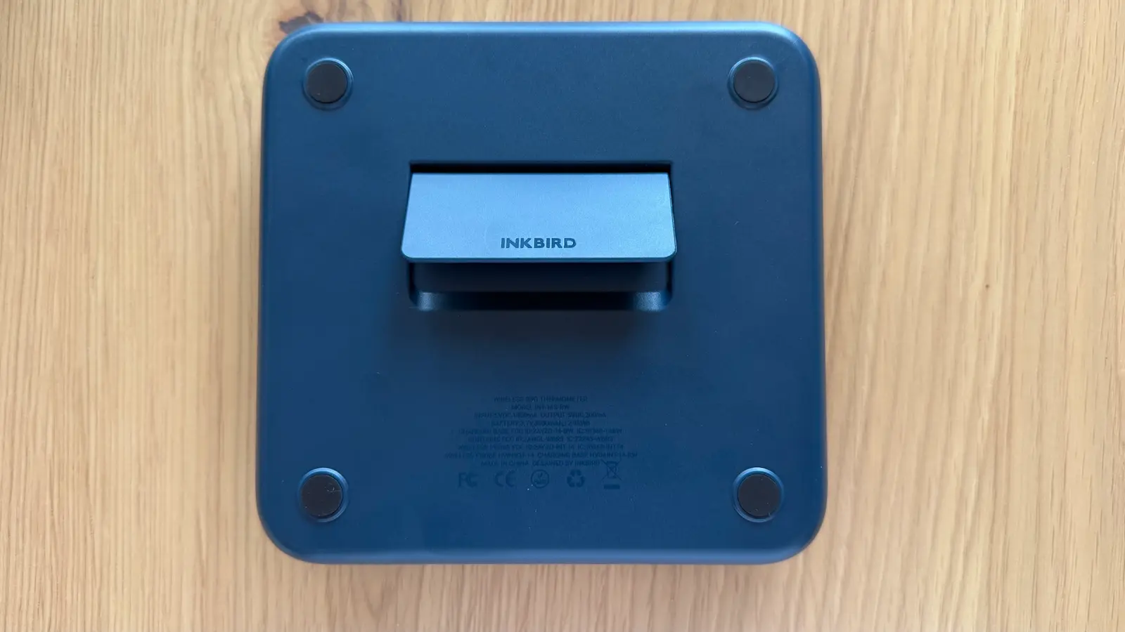 Pied relevable ouvert au dos de la base INKBIRD INT-14S-BW