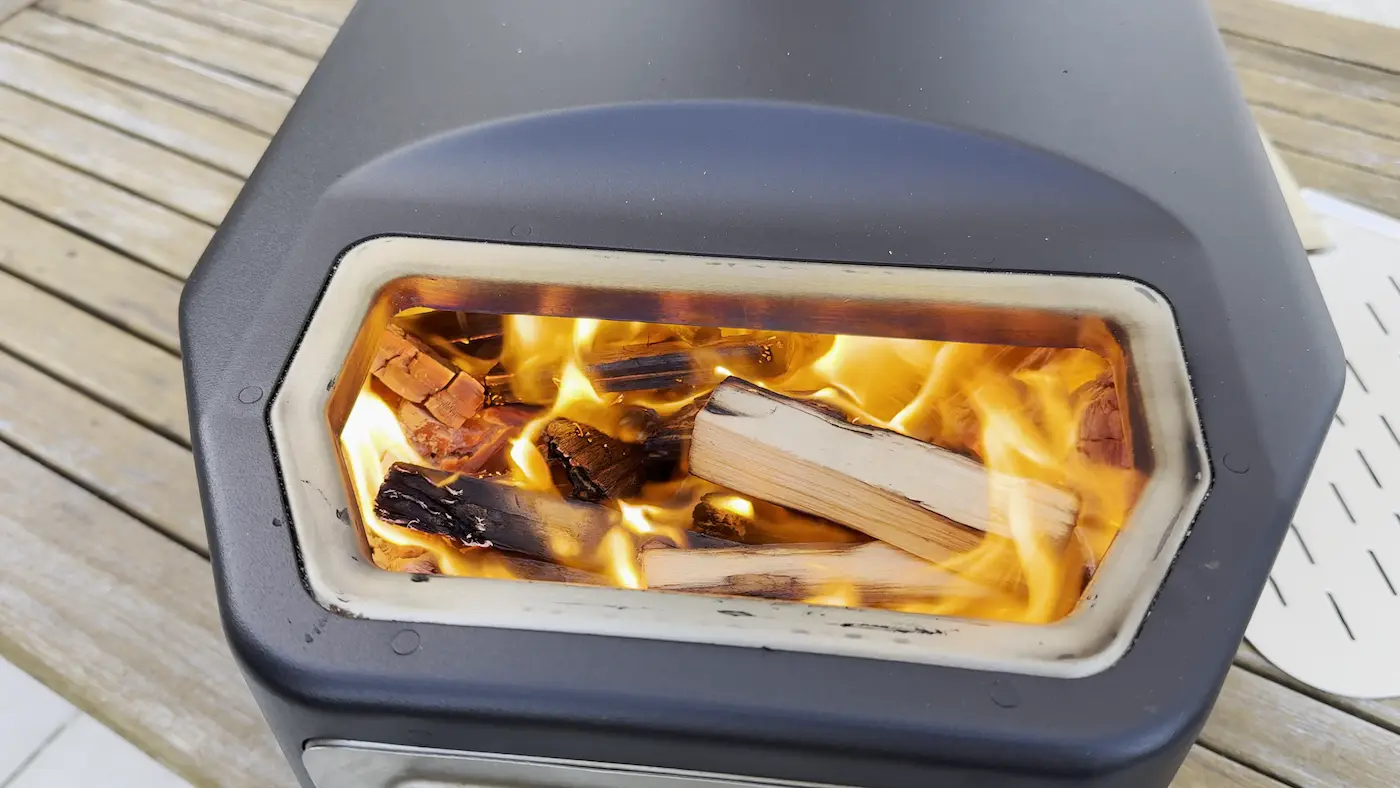 Petit bois en combustion pendant le préchauffage du four Mimiuo