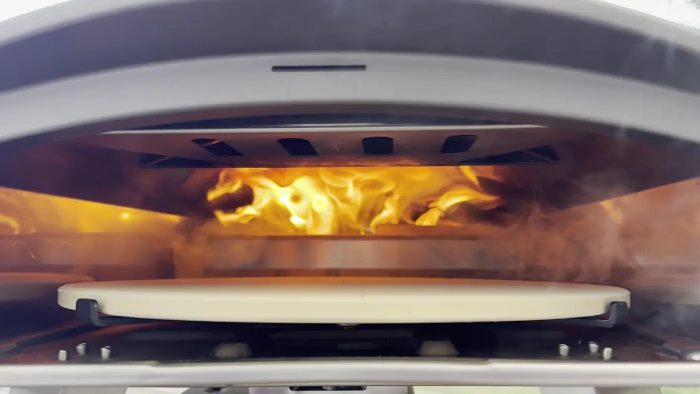 Flammes circulant au-dessus de la pierre du four Mimiuo