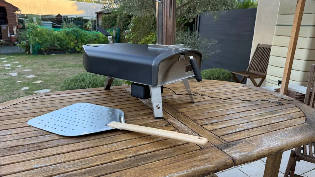 Four à pizza Mimiuo installé en extérieur avec une pelle à pizza