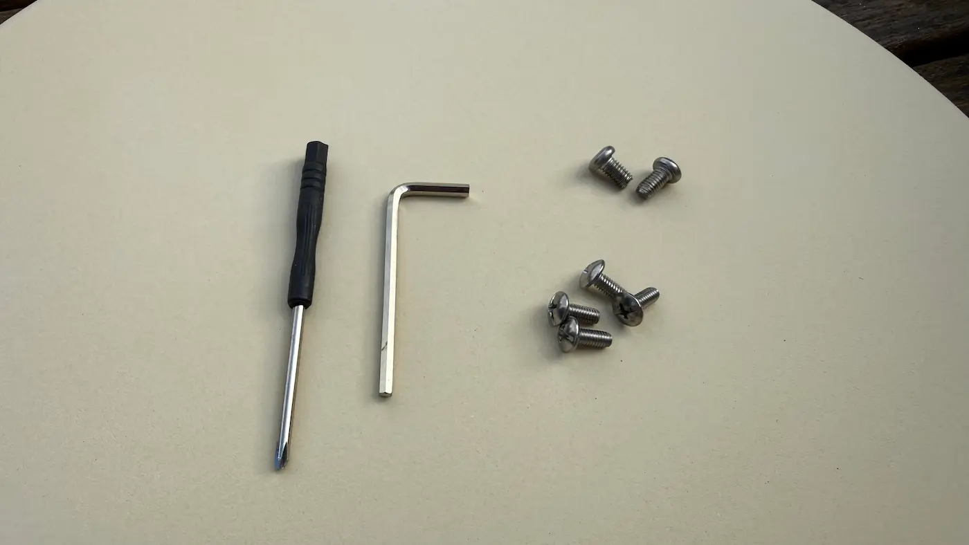 Visserie et outils fournis pour monter le four Mimiuo