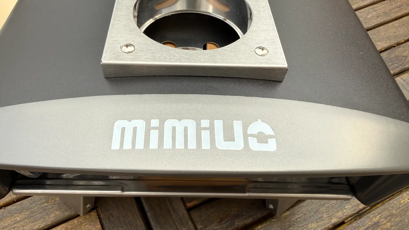 Logo Mimiuo et base de la cheminée du four à pizza