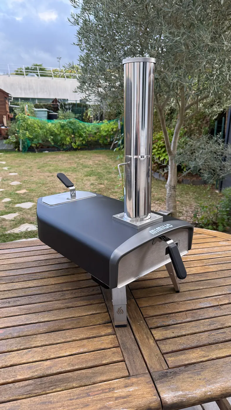 Four à pizza Mimiuo OnlyFire installé sur une table en extérieur