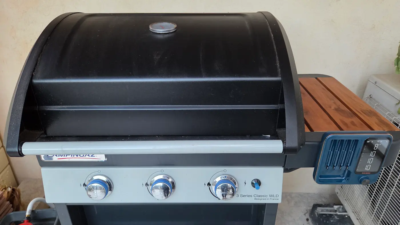 Base INKBIRD INT-14S-BW aimantée sur le côté du barbecue