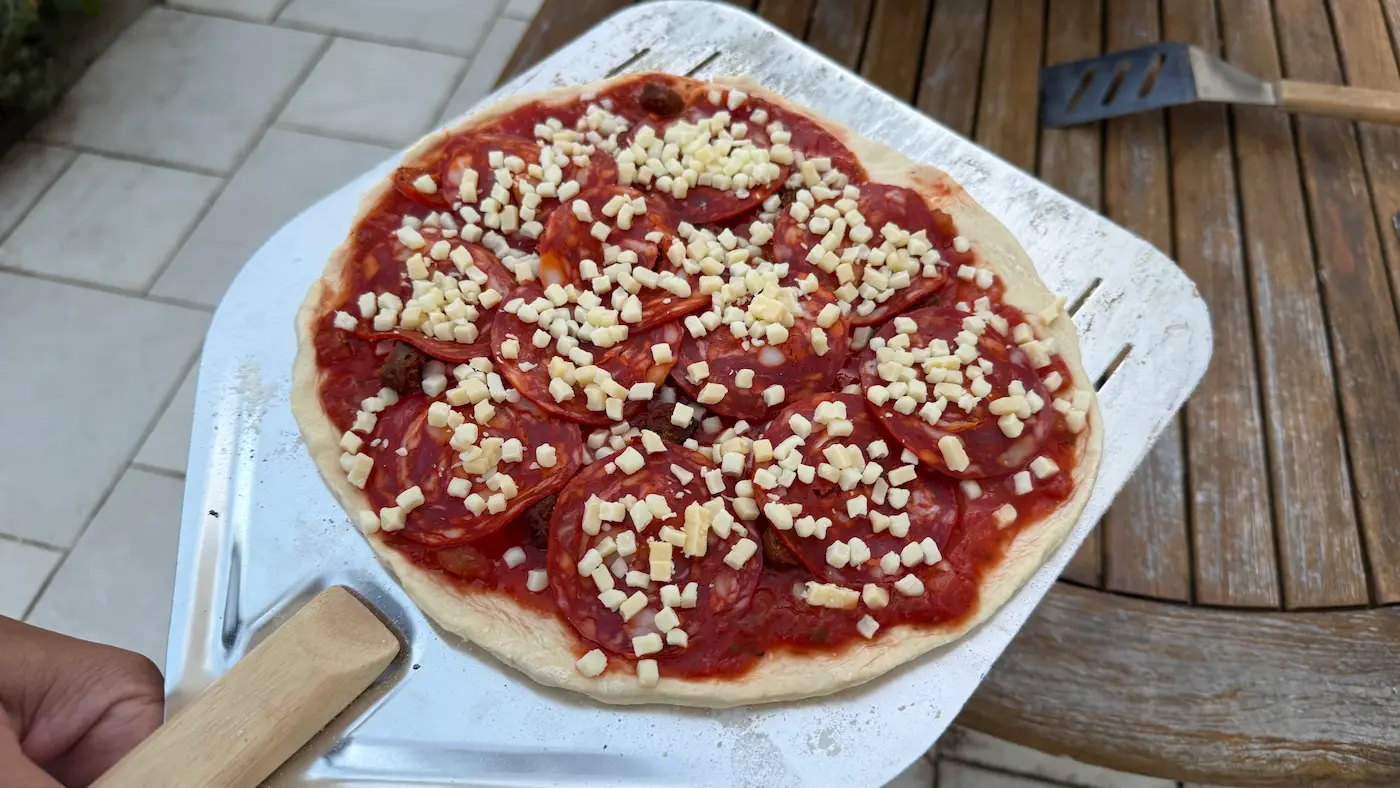 Pizza maison garnie avant son enfournement dans le four Mimiuo