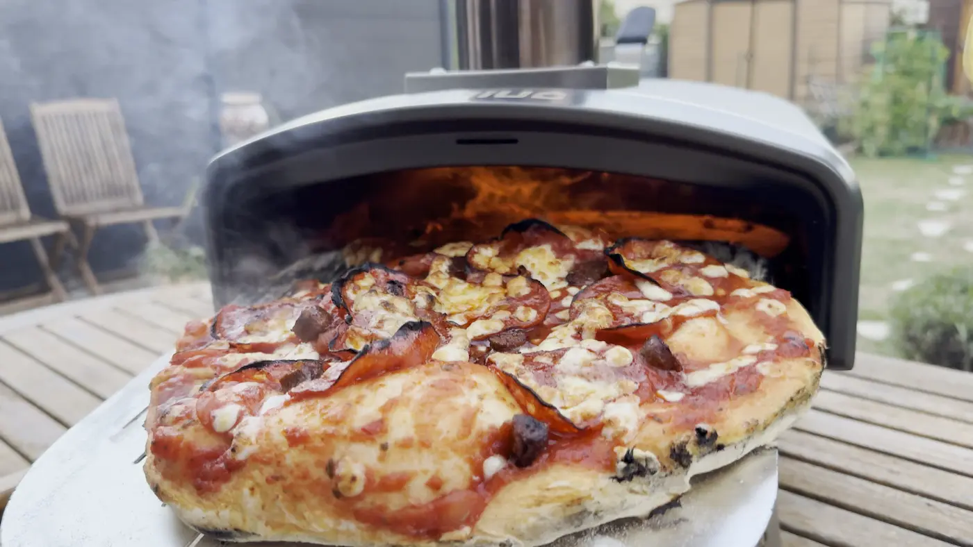 Pizza orientale maison cuite au feu de bois dans le four Mimiuo