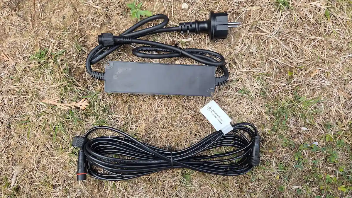Bloc d’alimentation et câble de la station de recharge du RoboUP Raccoon 2 SE