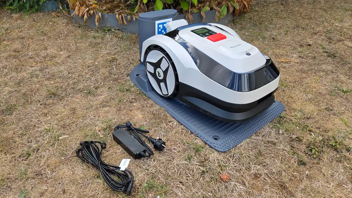 RoboUP Raccoon 2 SE avec sa station de recharge et son alimentation