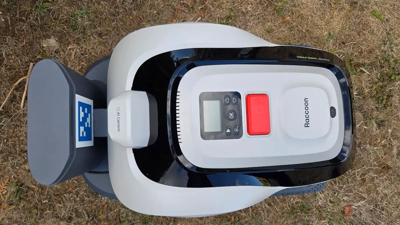 RoboUP Raccoon 2 SE vu du dessus sur sa station de recharge