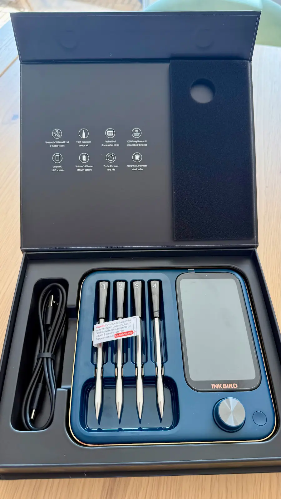Thermomètre INKBIRD INT-14S-BW avec sa base et ses quatre sondes