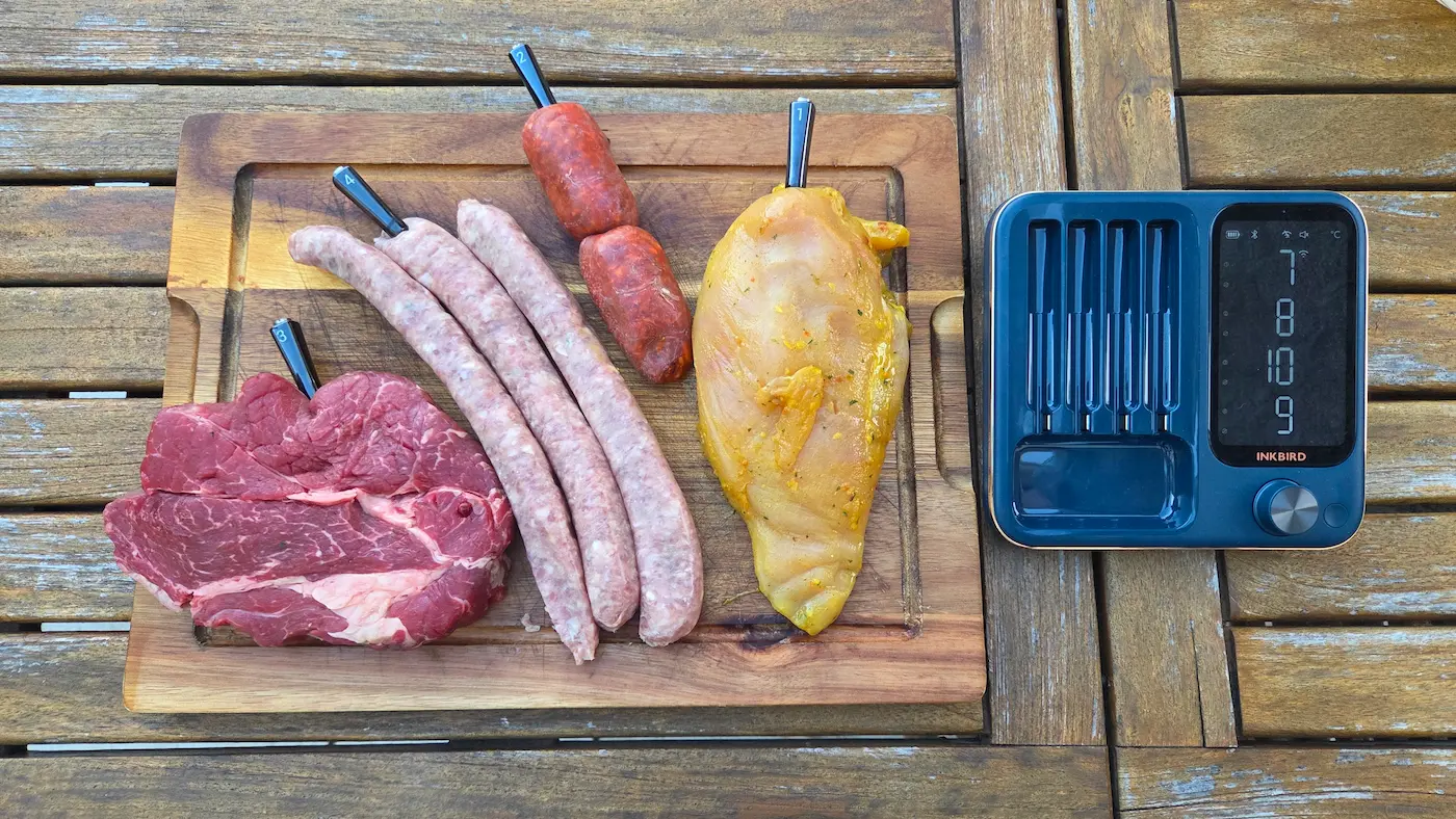 Poulet, chipolata, chorizo et basse côte surveillés avec les quatre sondes INKBIRD