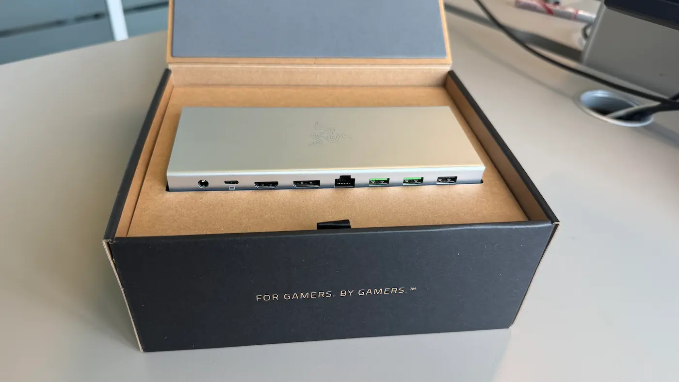 Unboxing Razer USB 4 Dock