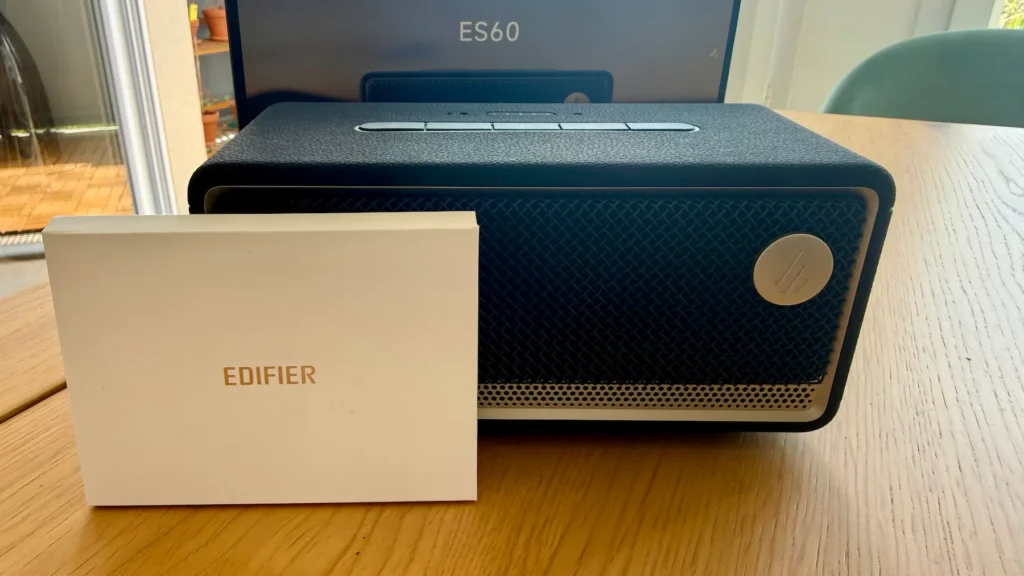 Test Edifier ES60 : mon avis sur cette enceinte à 120 € Enceinte Edifier ES60 noire à finition effet cuir, posée sur une table avec ses emballages