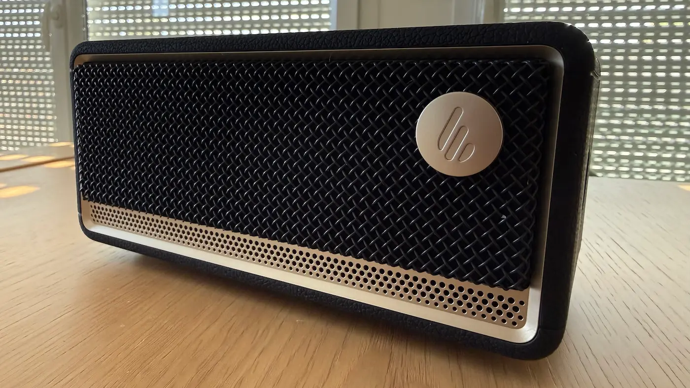Edifier ES60 vue de trois quarts, avec grille noire et logo doré