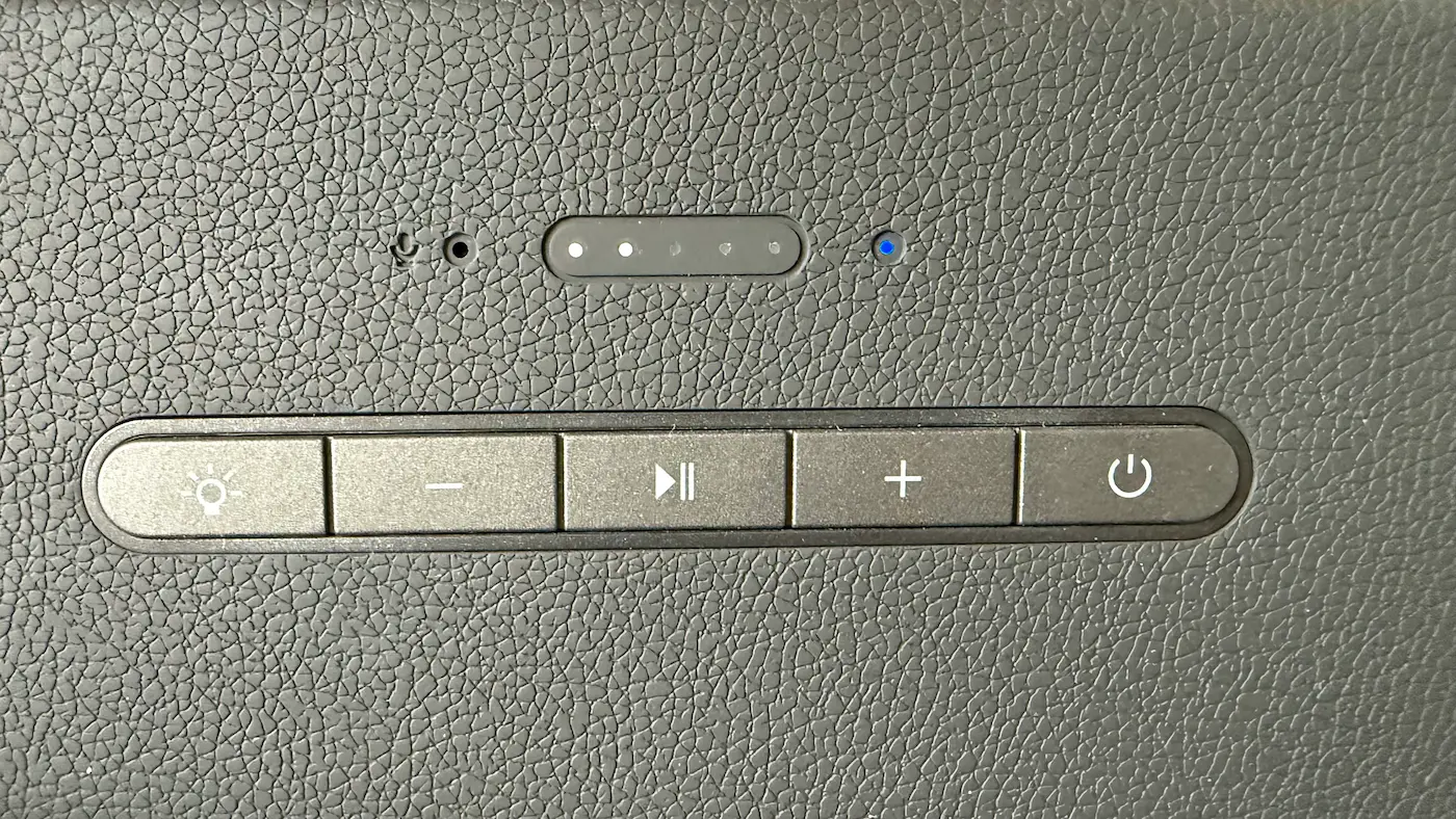 Commandes de l’Edifier ES60 avec deux voyants de batterie allumés et indicateur Bluetooth bleu