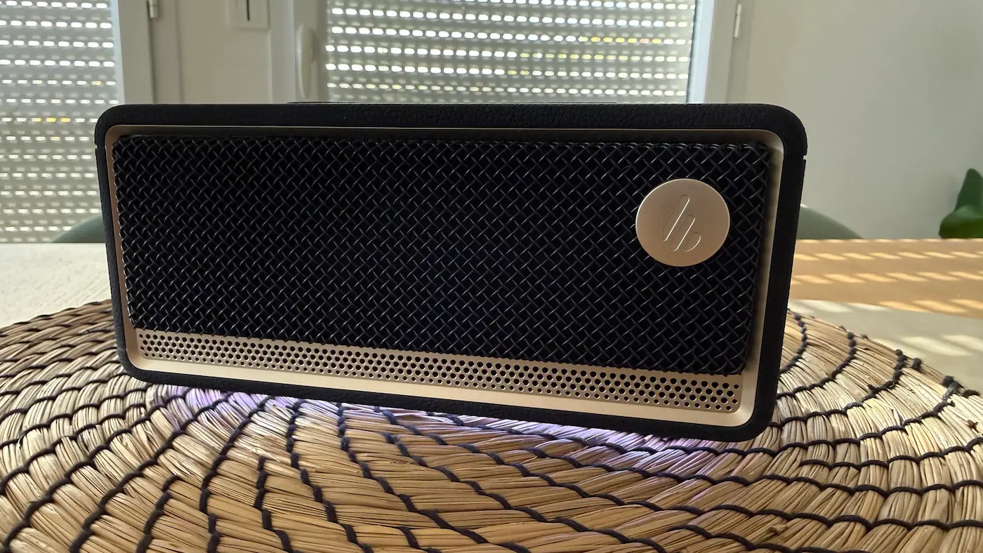Edifier ES60 avec éclairage blanc allumé, posée sur un set de table tressé