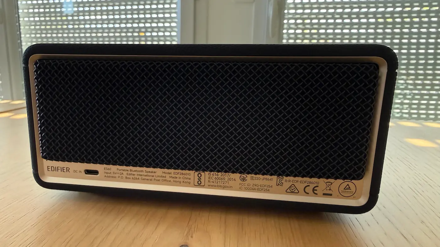 Port USB-C situé à l’arrière de l’enceinte Edifier ES60