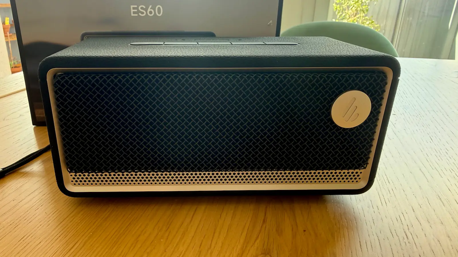 Enceinte Edifier ES60 noire vue de face, avec grille et finitions dorées