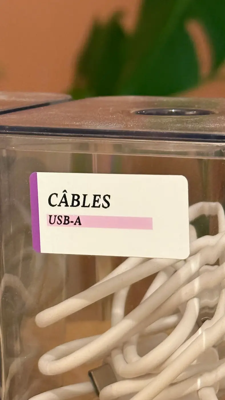 Gros plan sur une étiquette Câbles USB-A collée sur une boîte transparente