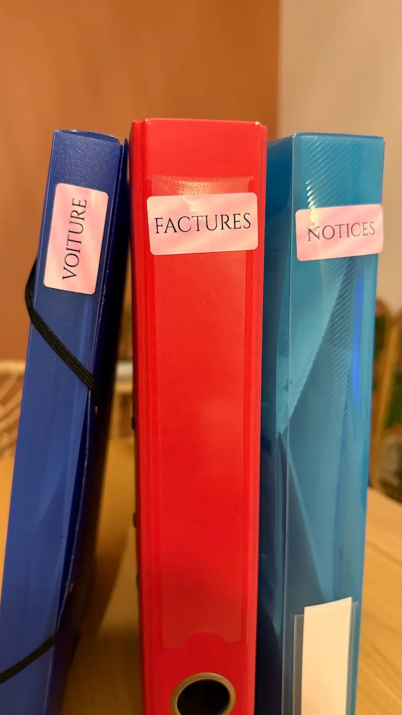 Classeurs Voiture, Factures et Notices identifiés avec des étiquettes à reflets colorés