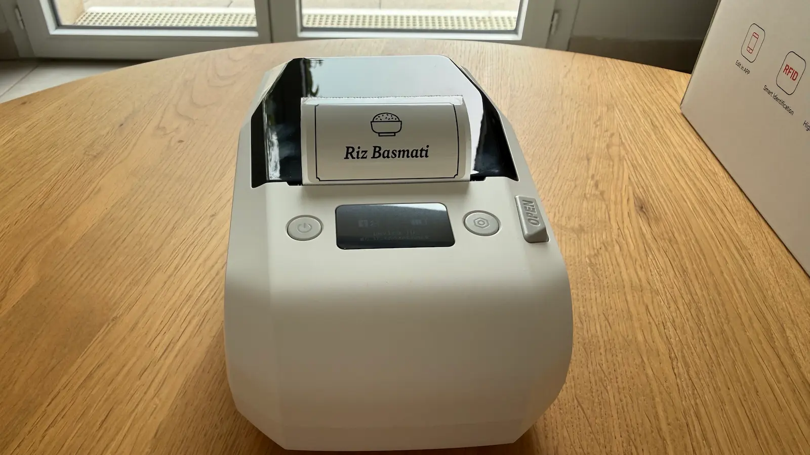 Étiquette Riz basmati à la sortie de l’imprimante NIIMBOT M2