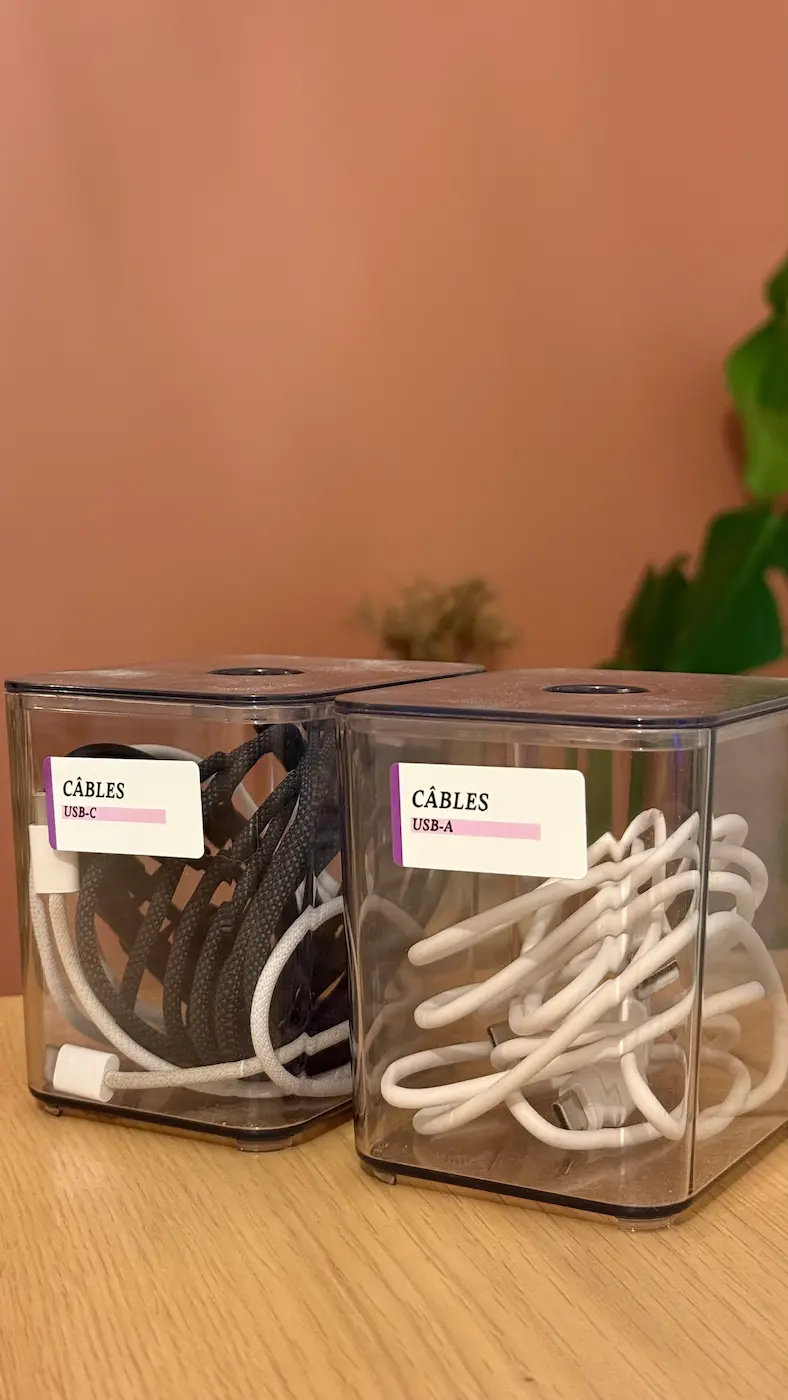 Boîtes de rangement identifiées par des étiquettes Câbles USB-C et Câbles USB-A