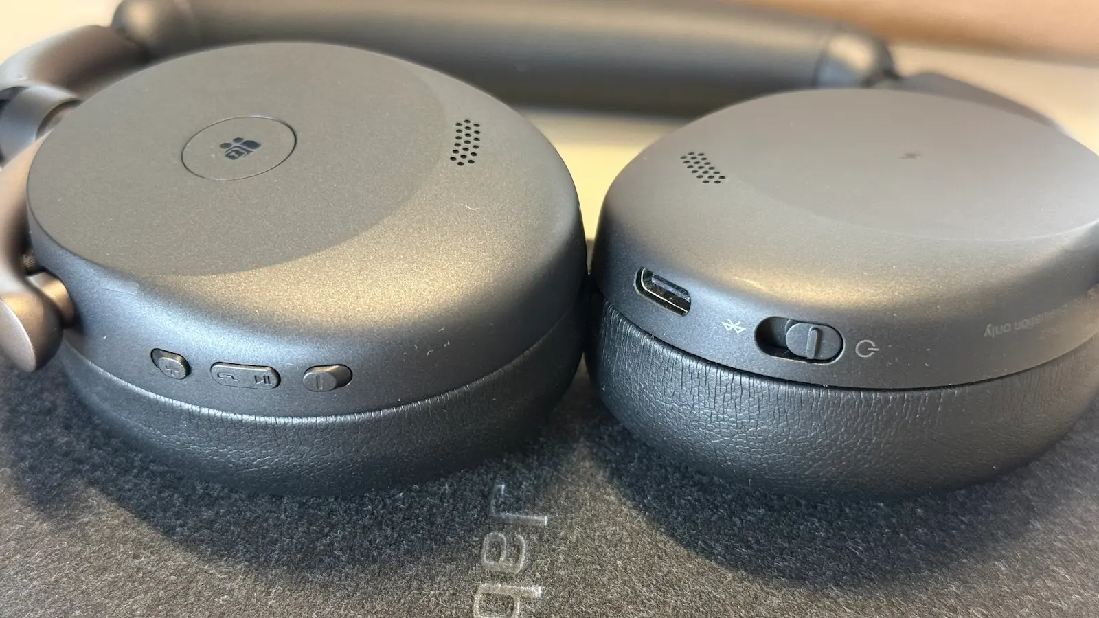 Gros plan sur les boutons, le port USB-C et l’interrupteur du Jabra Evolve3 65 Flex