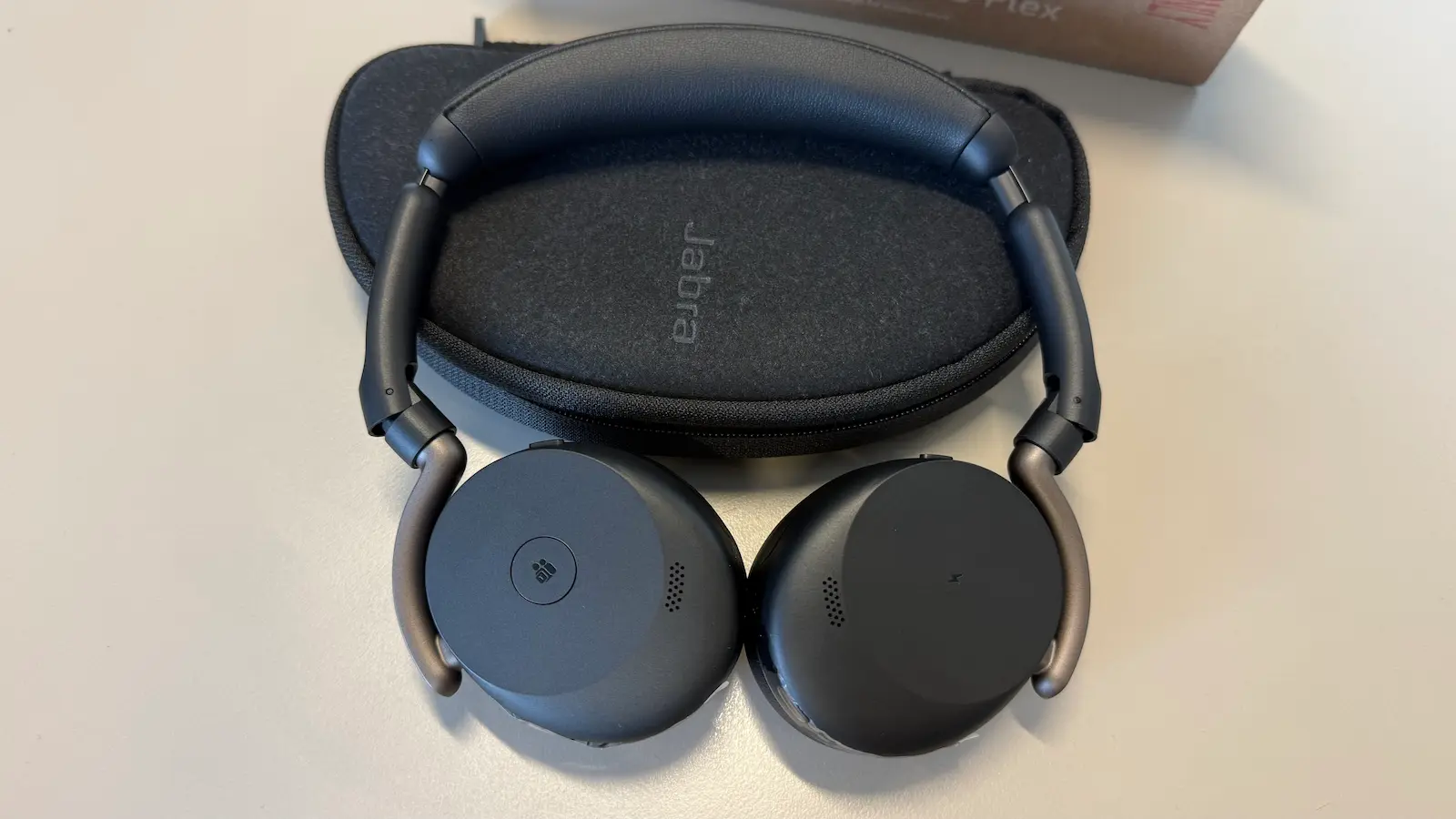 Casque Jabra Evolve3 65 Flex déplié devant sa housse de transport