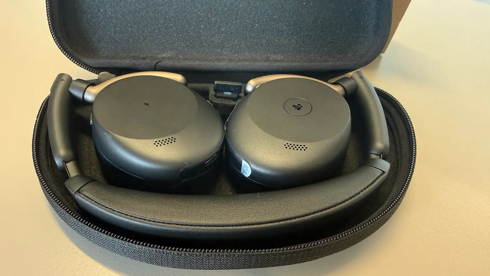 Jabra Evolve3 65 Flex replié dans sa housse ouverte