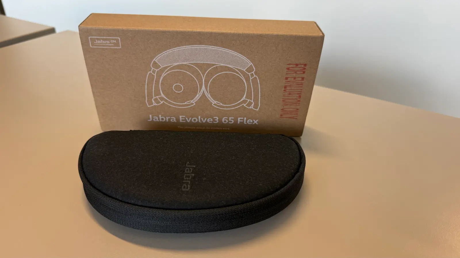 Boîte du Jabra Evolve3 65 Flex derrière sa housse de transport fermée