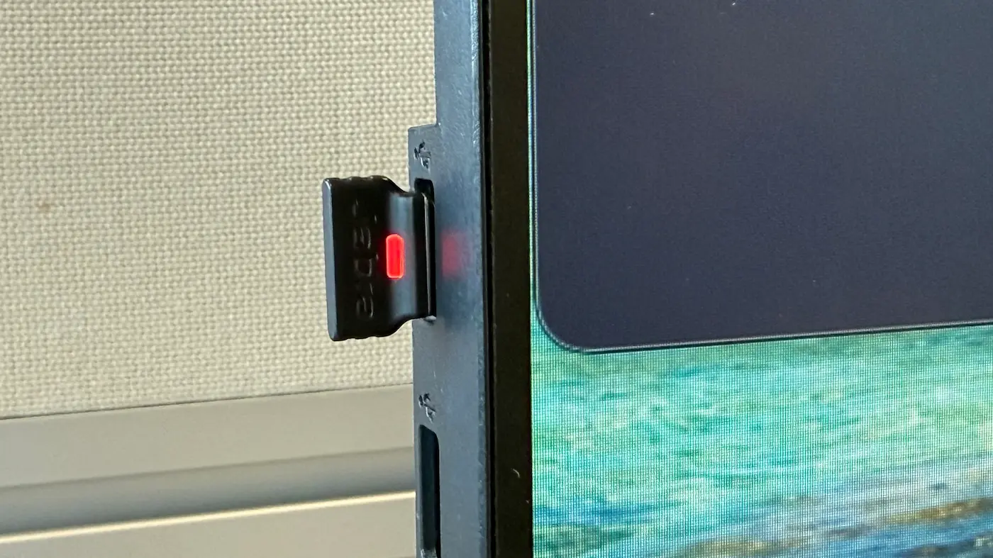 Adaptateur Jabra Link 390 USB-A branché sur le côté d’un ordinateur